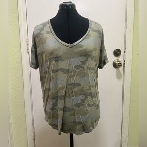 American Eagle Outfitters Green Camo V-Neck Tee Size XS